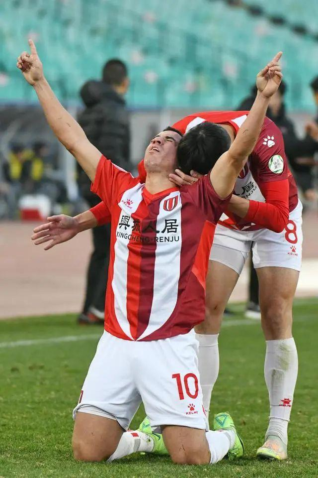 成都蓉城训练开放日;赛后止住颓势引欢呼;国王杯在即;心理建设被强调(成都蓉城赞助商) 成都蓉城训练开放日;赛后止住颓势引欢呼;国王杯在即;心理建设被强调(成都蓉城赞助商)