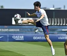 关于荷甲赛前再迎强敌，巴黎圣日耳曼再遭质疑，主帅态度——球迷炸锅，心理建设被强调的信息