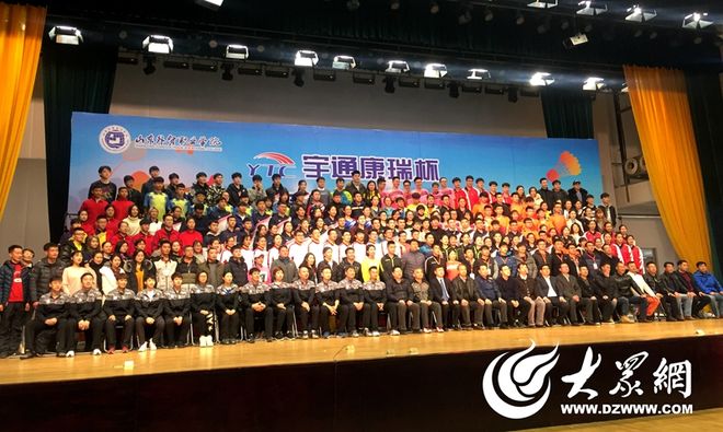 包含成都蓉城训练开放日，赛前调整名单引欢呼，足总杯在即，更衣室氛围转暖的词条