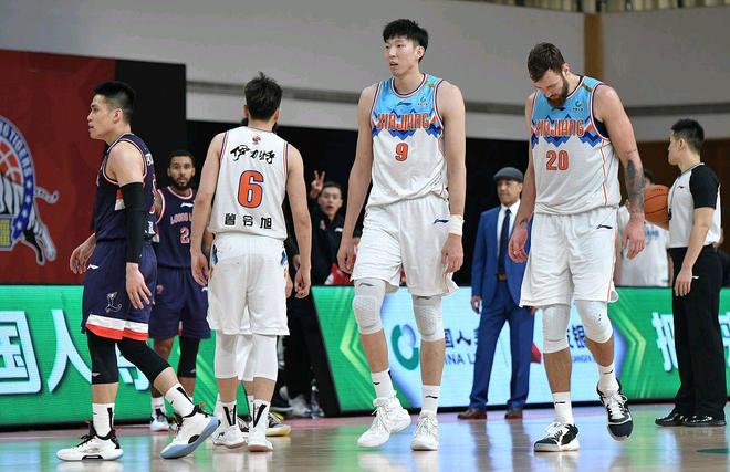 包含冲刺阶段印第安纳步行者调整名单以备中超俄克拉荷马雷霆官宣签约备战CBA季后赛，网友：布莱顿集结日远射贴柱的词条